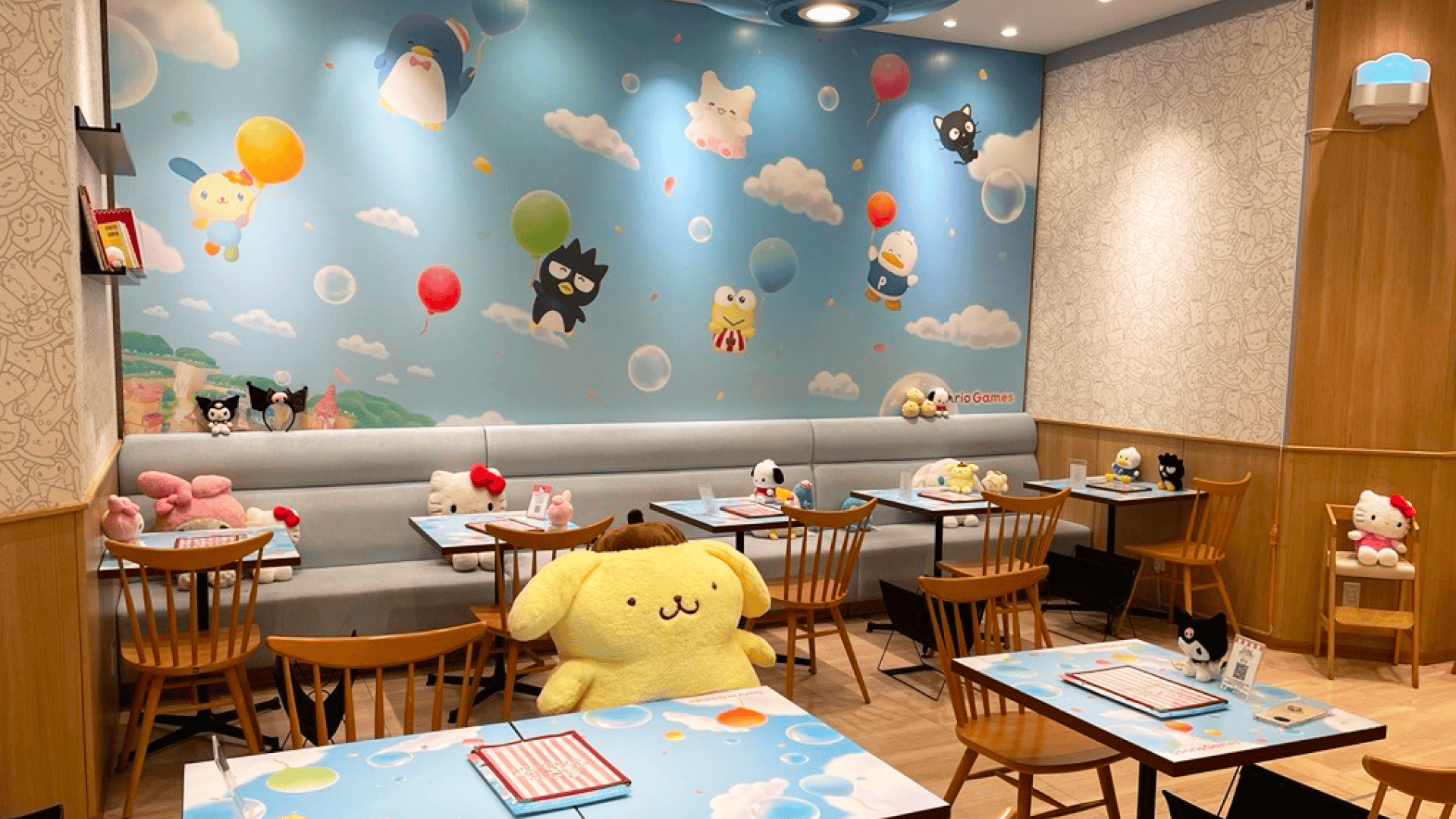 コラボレーション実施中のSANRIO CAFE内装​