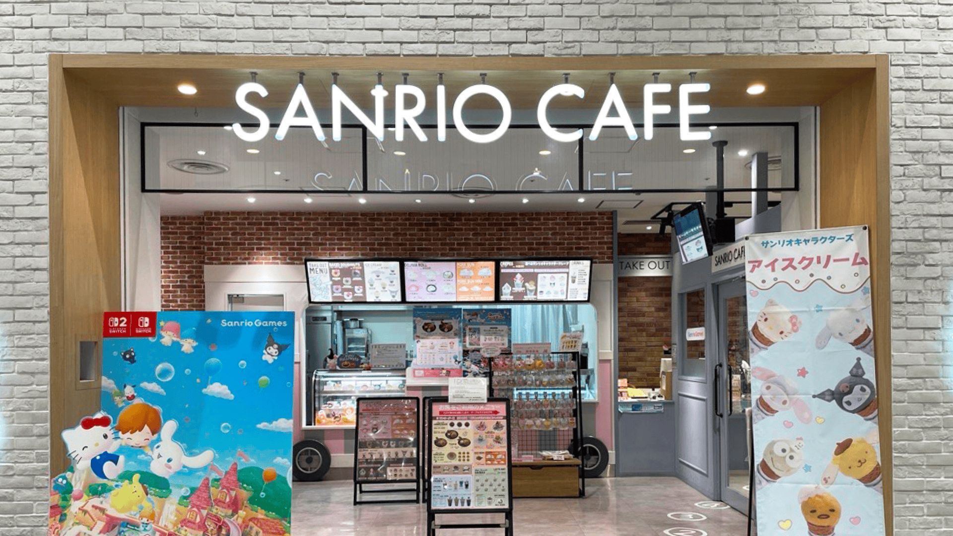 コラボレーション実施中のSANRIO CAFE内装​