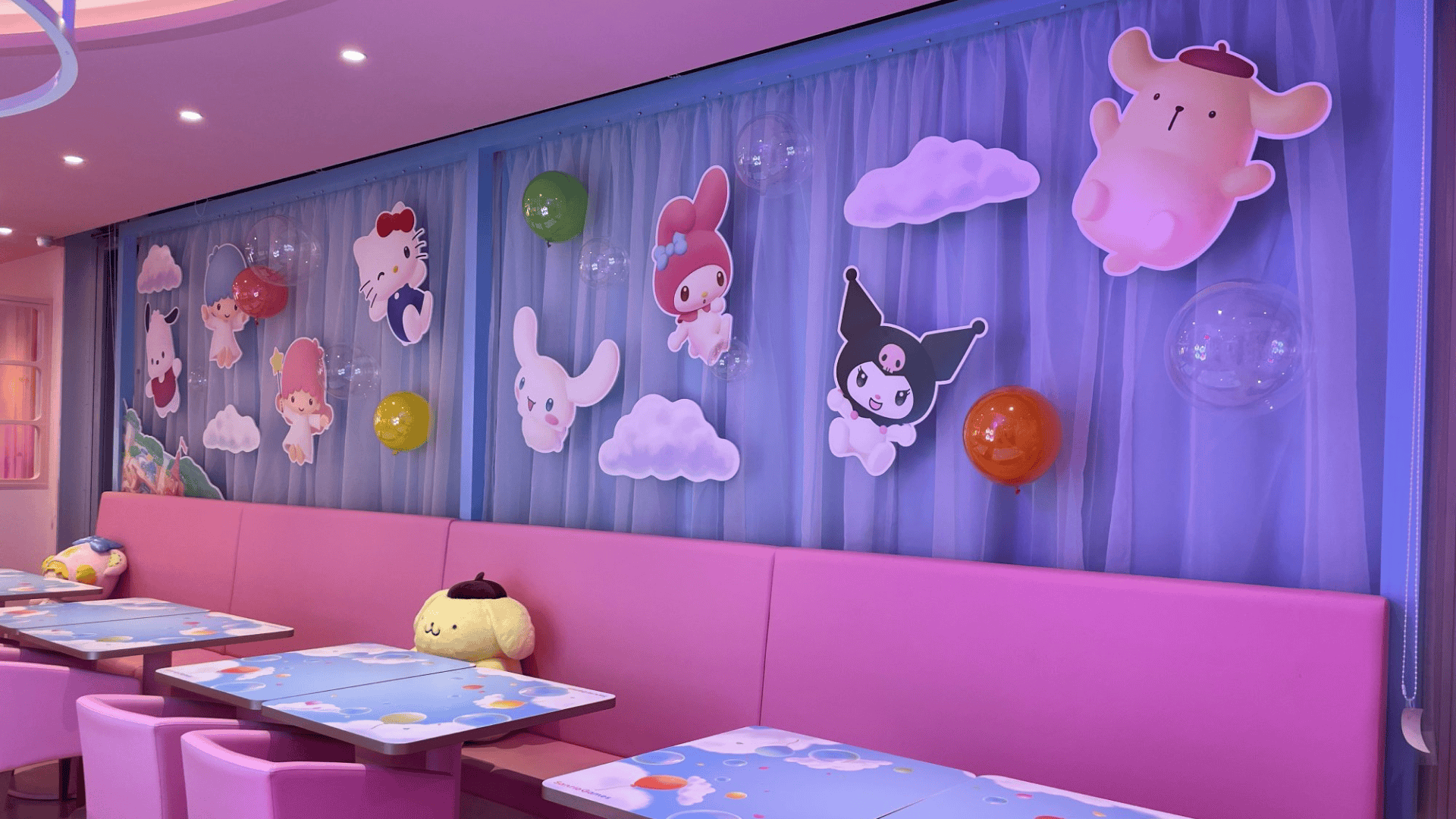 コラボレーション実施中のSANRIO CAFE内装​